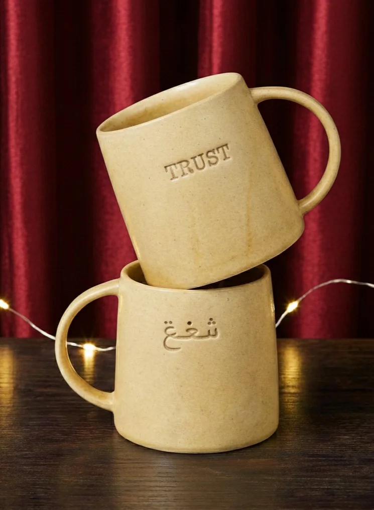 تحفة لوكس كوب توهفا لوكس ترست الخزفي – إنجليزي وعربي – بلون الصحراء الدافئ | 300 مل